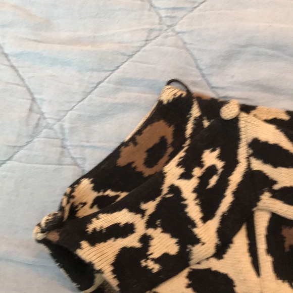 DVF  knit dress bateau neck line two buttons on each shoulder and sleeve - Picture 5 of 5